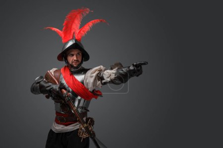 Téléchargez les photos : Portrait of conquistador gunslinger with flintlock rifle dressed in armor. - en image libre de droit
