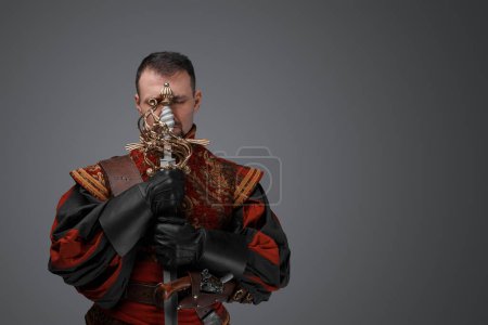 Téléchargez les photos : Portrait of mediaeval conquistador dressed in costume holding sword. - en image libre de droit