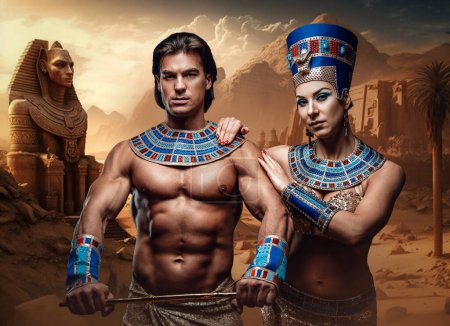 Foto de Retrato de hombre egipcio con torso desnudo sosteniendo látigo y glamour faraón mujer. - Imagen libre de derechos