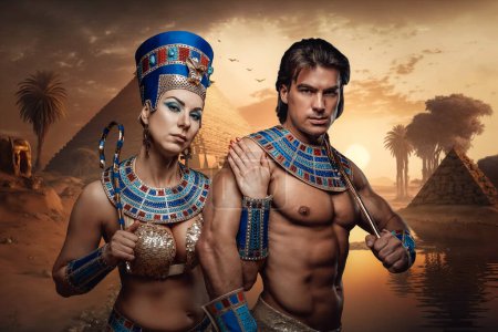 Téléchargez les photos : Oeuvre d'art de pharaon féminin glamour vêtu de vêtements de luxe et homme égyptien topless. - en image libre de droit