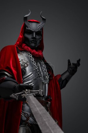 Foto de Retrato de caballero malvado con máscara negra apuntando su espada a la cámara. - Imagen libre de derechos