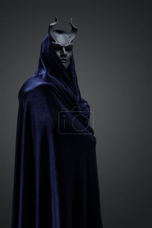 Foto de Retrato de mago de credo misterioso con máscara negra y túnica oscura. - Imagen libre de derechos