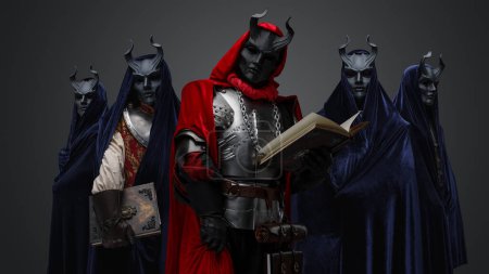 Portrait de membres de sectes sombres vêtus de robes et leur chef tenant un livre.