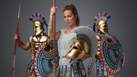 Foto de Shot of ancient female warriors from greece with white tunic and plumed helmets. - Imagen libre de derechos