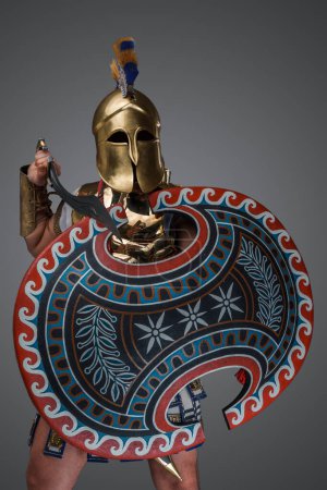 Téléchargez les photos : Studio shot of military man from antique greece with shield and gladius. - en image libre de droit