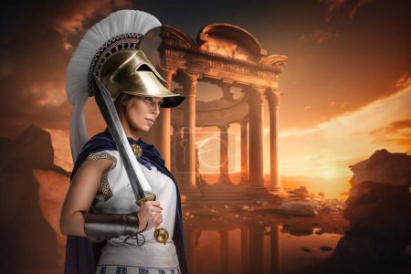 Téléchargez les photos : Portrait of warlike greek woman dressed in tunic and cloak holding sword. - en image libre de droit