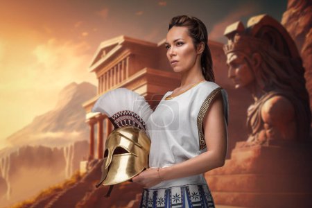 Téléchargez les photos : Art of warrior woman dressed in tunic holding plumed helmet around greek building. - en image libre de droit