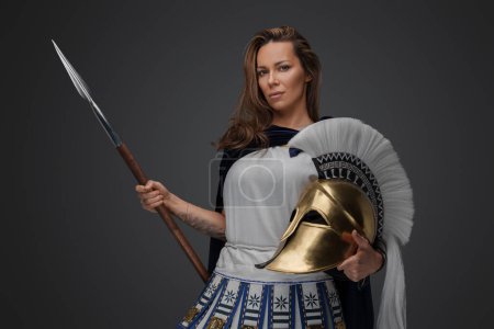 Foto de Disparo de una antigua guerrera de Grecia vestida con armadura ligera y capa. - Imagen libre de derechos