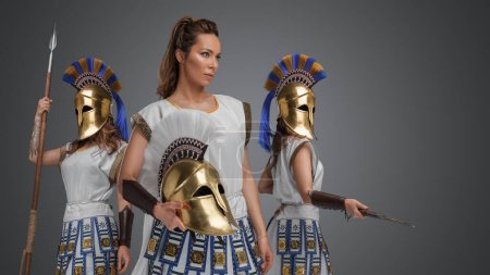 Téléchargez les photos : Studio shot of greek female warriors from past dressed in white tunics. - en image libre de droit