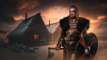 Foto de Retrato de vikingo guerrero con pelaje y pelos rojos del pasado en la aldea del norte. - Imagen libre de derechos