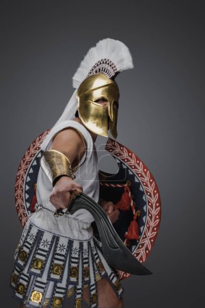 Foto de Retrato de soldado atacante de la antigua Grecia vestido con túnica blanca y armadura. - Imagen libre de derechos