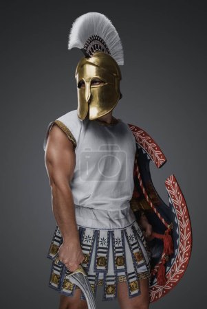 Foto de Guapo soldado griego del pasado con gladius y escudo. Foto de alta calidad - Imagen libre de derechos