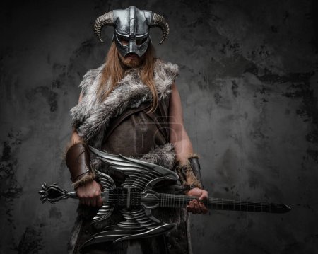Foto de Estudio plano de escandinavo bárbaro con guitarra y casco con cuernos. - Imagen libre de derechos