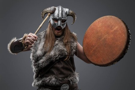 Foto de Retrato de guerrero bárbaro del norte con tambor vestido de piel y casco. - Imagen libre de derechos