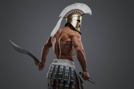 Téléchargez les photos : Prise de vue de guerrier musclé isolé sur fond gris de la Grèce antique. - en image libre de droit