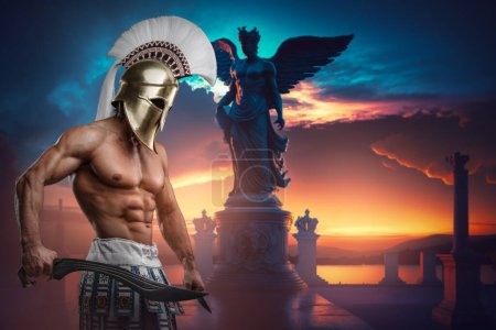 Téléchargez les photos : Portrait de guerrier déterminé de la Grèce antique avec casque à plumes et torse nu. - en image libre de droit