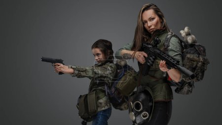 Foto de Retrato de sobrevivientes de mujeres y niñas vestidas con uniforme y con mochilas. - Imagen libre de derechos