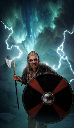 Foto de Arte de vikingo agresivo con escudo y hacha contra tormentas y montañas nevadas. - Imagen libre de derechos