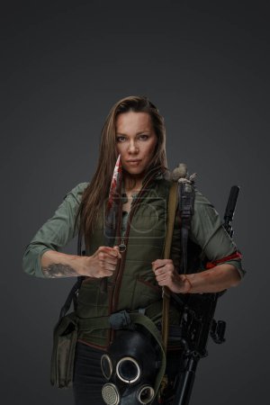 Téléchargez les photos : Portrait de mercenaire femme aux cheveux bruns dans le cadre de la post apocalypse. - en image libre de droit