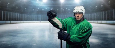 Art du joueur de hockey homme vêtu de vêtements de sport et casque de protection.