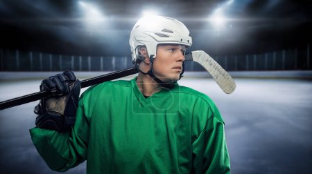 Téléchargez les photos : Prise de vue du joueur de hockey professionnel vêtu d'uniforme vert dans le stade. - en image libre de droit