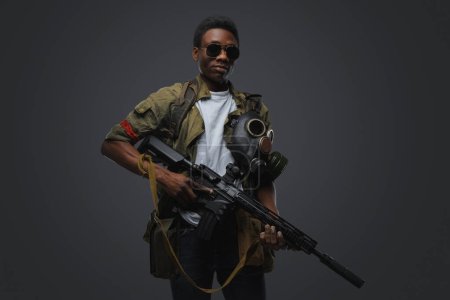 Foto de Estudio disparo de somalí pirata hombre vestido con uniforme posando agianst fondo gris. - Imagen libre de derechos