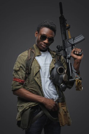 Foto de Estudio de tiro de bucanero con estilo de etnia africana en el entorno de post apocalipsis. - Imagen libre de derechos