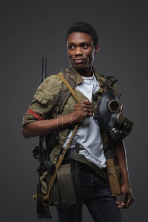 Téléchargez les photos : Fusillade de rebelles d'origine africaine dans un style post-apocalyptique sur fond gris. - en image libre de droit