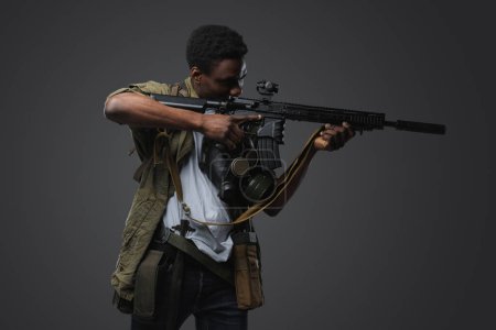Téléchargez les photos : Plan studio de boucanier somalien d'un fusil à visée ethnique africaine isolé sur du gris. - en image libre de droit