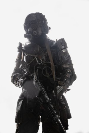 Foto de Disparo de superviviente post apocalíptico con rifle vestido con uniforme militar. - Imagen libre de derechos