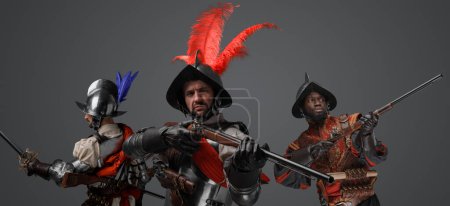Téléchargez les photos : Portrait de conquistadors avec armure en acier et barillet à plombs tenant des pistolets à silex. - en image libre de droit