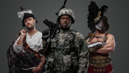 Téléchargez les photos : Studio shot de soldat moderne de gladiateur ethnique et médiéval africain avec pirate. - en image libre de droit