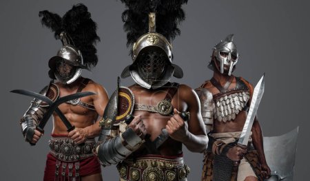 Téléchargez les photos : Plan studio de guerriers romains antiques vêtus d'armures et de casques à plumes. - en image libre de droit