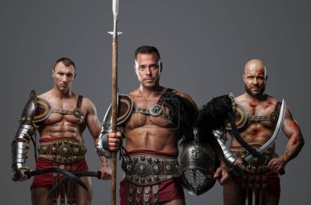 Téléchargez les photos : Portrait de trois gladiateurs de l'ancien Rome regardant ensemble la caméra. - en image libre de droit