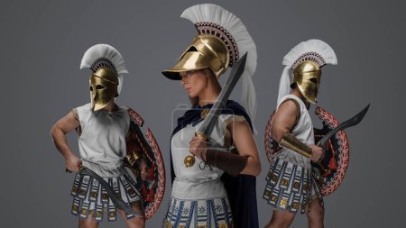 Foto de Estudio de la antigua comandante femenina y dos soldados de Grecia. - Imagen libre de derechos
