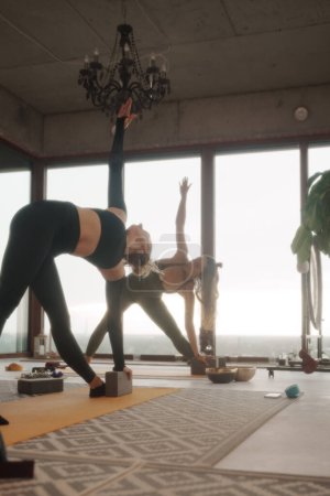 Téléchargez les photos : Groupe de filles pratiquant le yoga et la méditation dans un appartement de ville avec vue panoramique - en image libre de droit