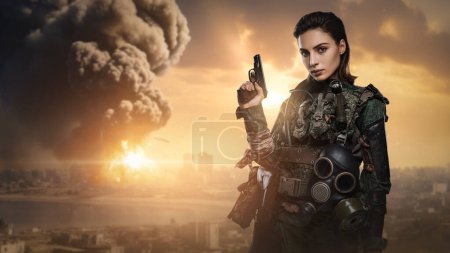 Téléchargez les photos : Portrait d'une femme soldat faisant preuve de confiance au milieu de la dévastation causée par l'explosion massive d'une bombe dans une ville du Moyen-Orient - en image libre de droit