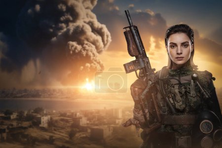 Téléchargez les photos : Portrait d'une femme soldat faisant preuve de confiance au milieu de la dévastation causée par l'explosion massive d'une bombe dans une ville du Moyen-Orient - en image libre de droit