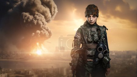 Foto de Una soldado confiada en uniforme militar posando frente a una explosión masiva de una bomba cayendo sobre una ciudad del Medio Oriente - Imagen libre de derechos