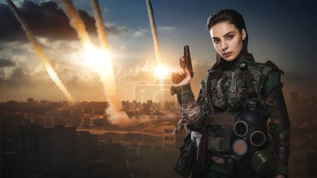 Téléchargez les photos : Portrait d'une femme soldat assurée en tenue militaire, se faisant passer pour une pluie de fusées sur une ville du Moyen-Orient, laissant des traces de destruction dans le ciel - en image libre de droit