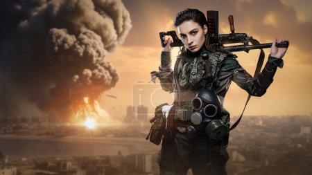 Foto de Retrato de una soldado mostrando confianza en medio de la devastación causada por una explosión masiva de bombas en una ciudad del Medio Oriente - Imagen libre de derechos