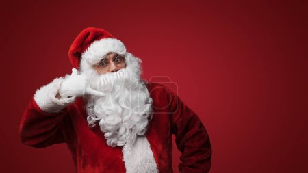 Téléchargez les photos : Père Noël faire un geste de m'appeler, inviter des conversations de vacances - en image libre de droit