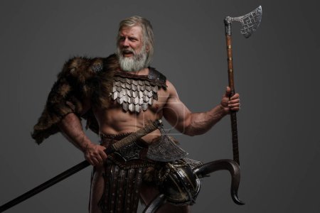 Un viking viking furieux, aux longs cheveux blancs et à la barbe, vêtu de fourrure et d'armure légère sur fond gris