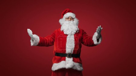 Foto de Santa Claus en una pose acogedora, brazos abiertos para la alegría de Navidad - Imagen libre de derechos