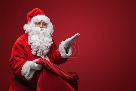 Foto de Santa Claus haciendo un gesto de tiempo fuera, deteniendo el ajetreo festivo - Imagen libre de derechos