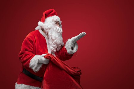 Téléchargez les photos : Le Père Noël fait un geste de pause, faisant une pause dans l'agitation festive - en image libre de droit