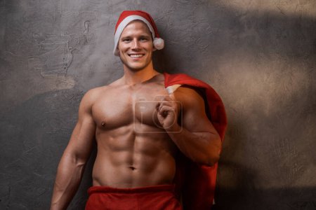 Foto de Santa Claus fitness: Culturista en los músculos de flexión del sombrero de Navidad - Imagen libre de derechos