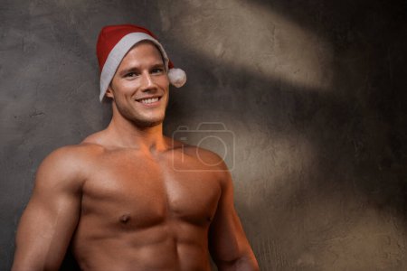 Foto de Santa Claus fitness: Culturista en los músculos de flexión del sombrero de Navidad - Imagen libre de derechos