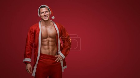 Foto de Alegre fitness Santa sonriendo con una chaqueta sobre su hombro - Imagen libre de derechos