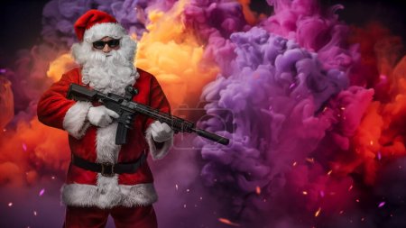 Foto de Un hombre vestido de Santa Claus, sosteniendo una ametralladora, posa sobre un fondo de humo brillante y multicolor de una granada de humo, con chispas de colores volando en el aire - Imagen libre de derechos